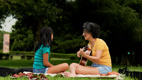 Madre-E-Hija-Disfrutando-El-Día-En-El-Parque